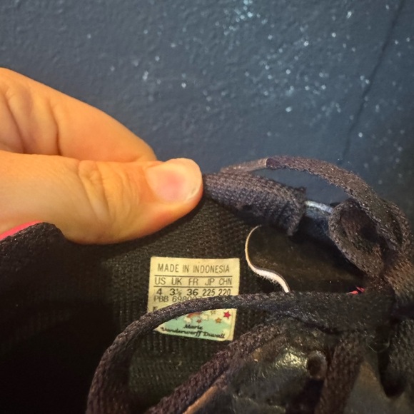 Adidas Black and Pink Striped Soccer Cleats Size 4Y - Picture 5 of 8